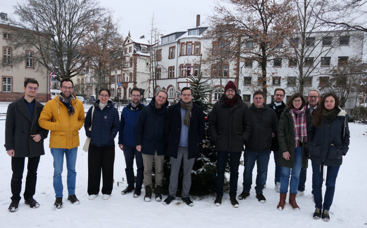 Das Bild zeigt den 60. Wissenschaftlichen Lehrgang zusammen mit dem Mentor im Park vor dem Staatsarchiv.