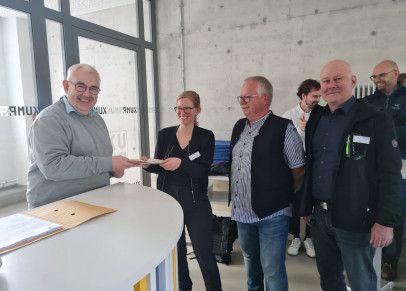 Übergabe eines Geschenks im Stadtarchiv Goslar