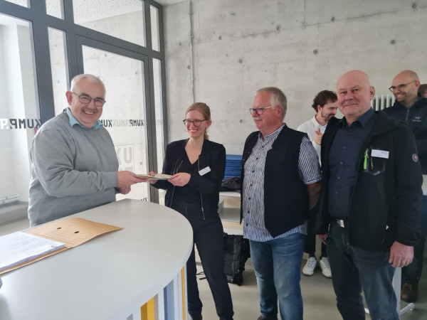 Übergabe eines Geschenks im Stadtarchiv Goslar