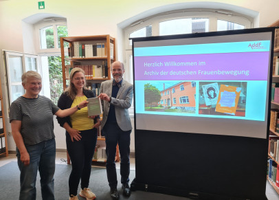 Barbara Günther, Laura Schibbe und Thomas Henne bei der Übergabe des Gastgeschenks