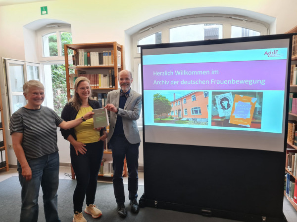 Barbara Günther, Laura Schibbe und Thomas Henne bei der Übergabe des Gastgeschenks