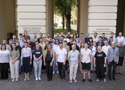 Die Exkursionsteilnehmerinnen und -teilnehmer und Studierende der Bayerischen Archivschule vor der Generaldirektion der Staatlichen Archive Bayerns