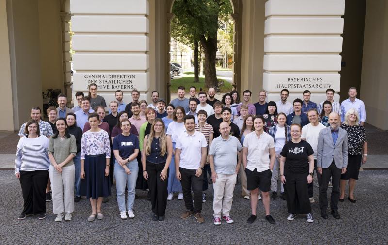 Die Exkursionsteilnehmerinnen und -teilnehmer und Studierende der Bayerischen Archivschule vor der Generaldirektion der Staatlichen Archive Bayerns