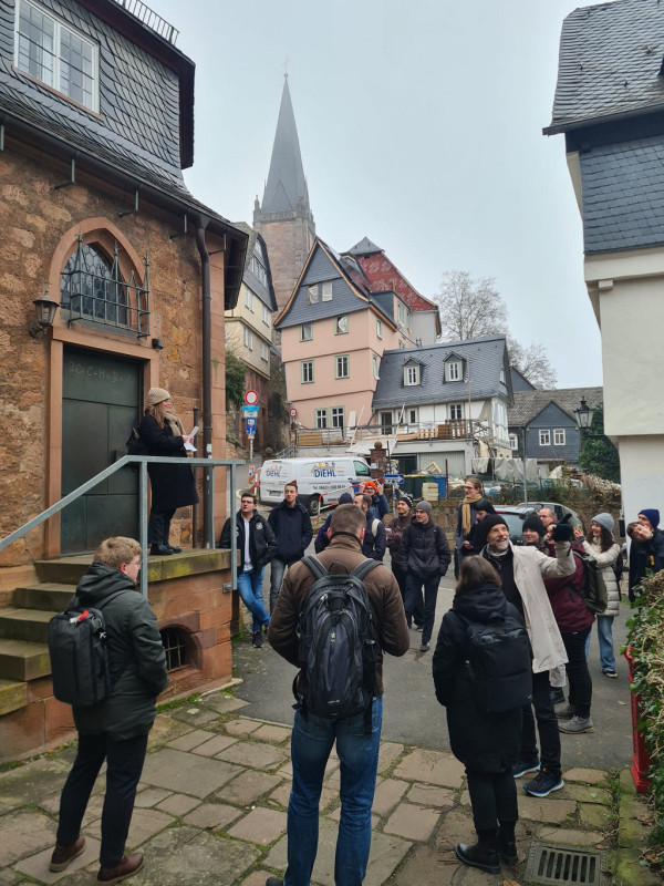 Das Foto zeigt die Referentin bei dem Referat an der Kugelkirche