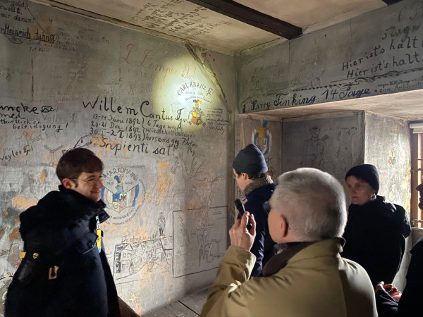 Das Foto zeigt die Besichtigung des Uni-Karzers