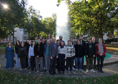 Das Bild zeigt den 63. FH-Lehrgang zusammen mit dem Mentor im Park vor dem Staatsarchiv.