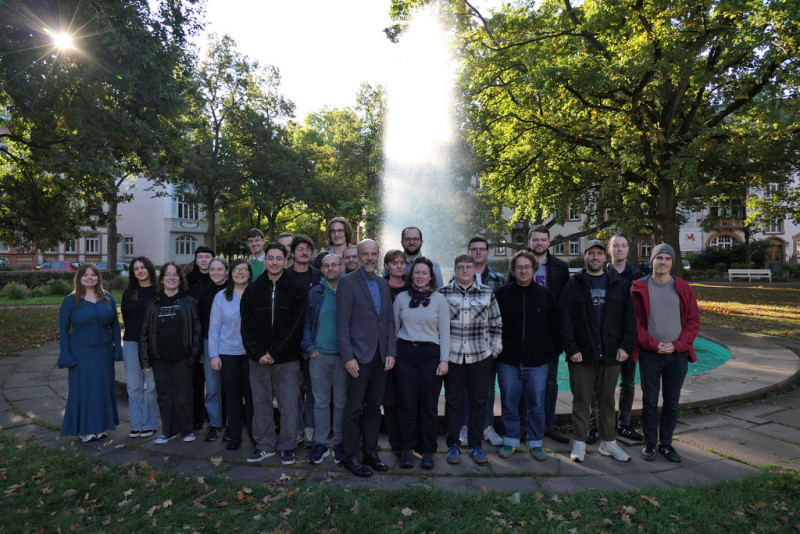 Das Bild zeigt den 63. FH-Lehrgang zusammen mit dem Mentor im Park vor dem Staatsarchiv.