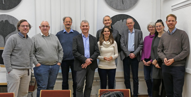 Man sieht eine Gruppe Menschen in einem Raum