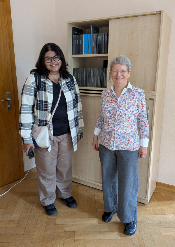 Zwei Frauen vor einem Bücherschrank